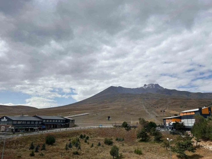 Erciyes’ mevsimin ilk karı yağdı
