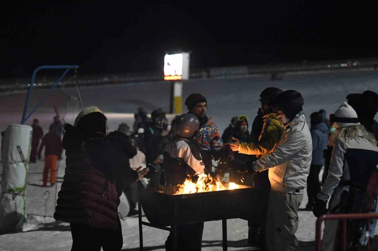 Erciyes’te gece kayağı başladı
