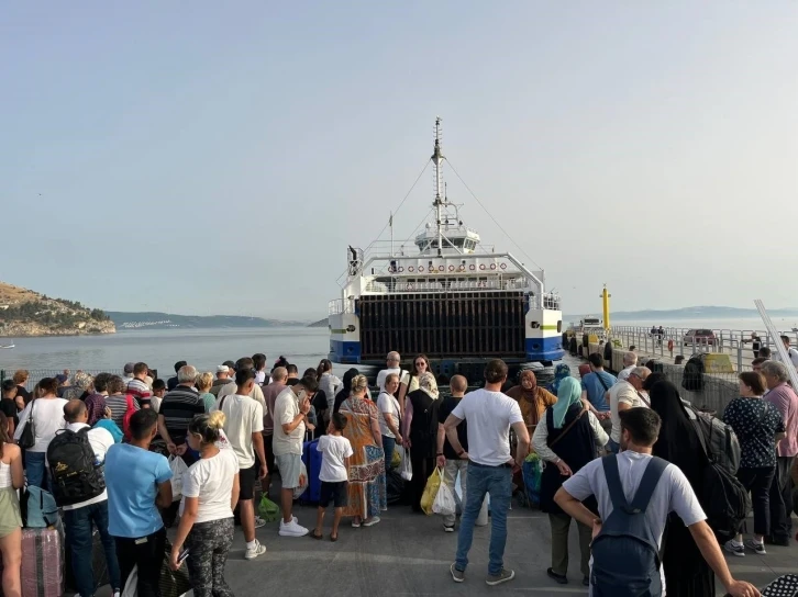 Erdek iskelesinde bayram tatili yoğunluğu
