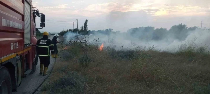 Erzin’de doğal gaz borusu üzerindeki otluk alanda yangın çıktı
