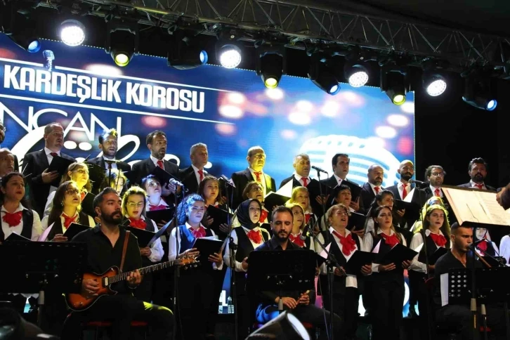 Erzincan’da farklı meslek gruplarından insanların bir araya geldiği “Kardeşlik Korosu” konser verdi
