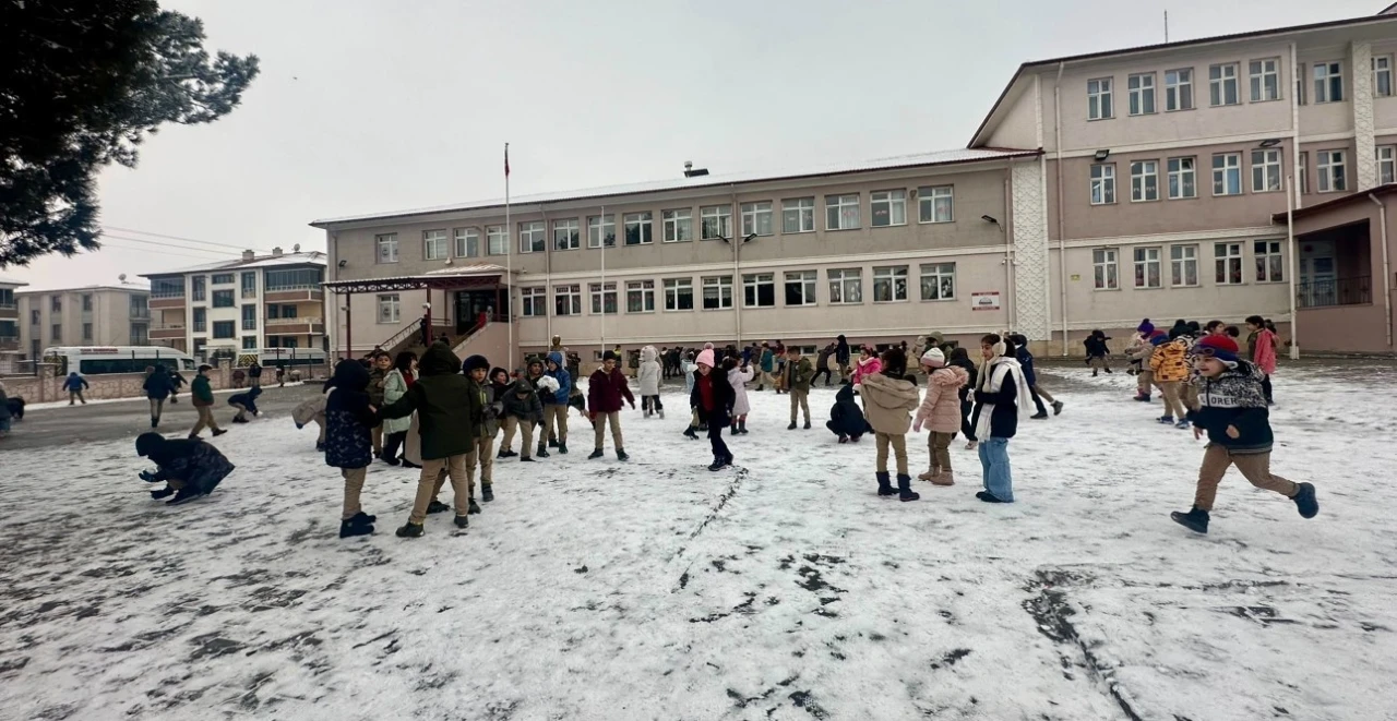 Erzincan’da kar yağışı görsel şölen oluşturdu: beyaza bürünen kentte çocuklar kartopu oynadı
