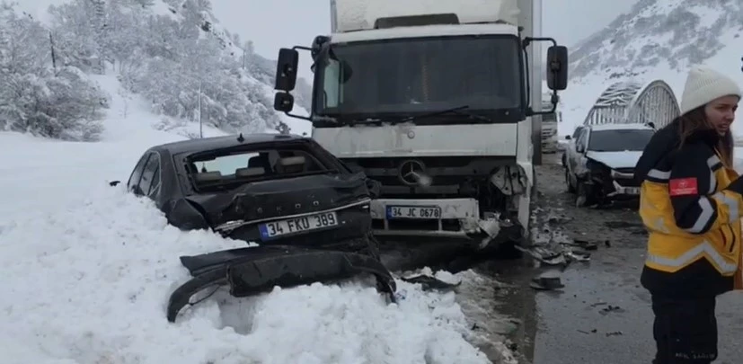 Erzincan’da zincirleme trafik kazası
