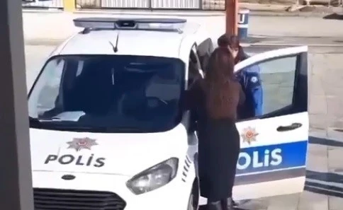 Erzincan polisi çocukların şarkı isteğini geri çevirmedi
