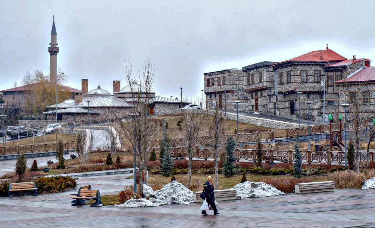 Erzurum’da bir yılda 4 bin 550 çift evlendi, 825 çift yollarını ayırdı
