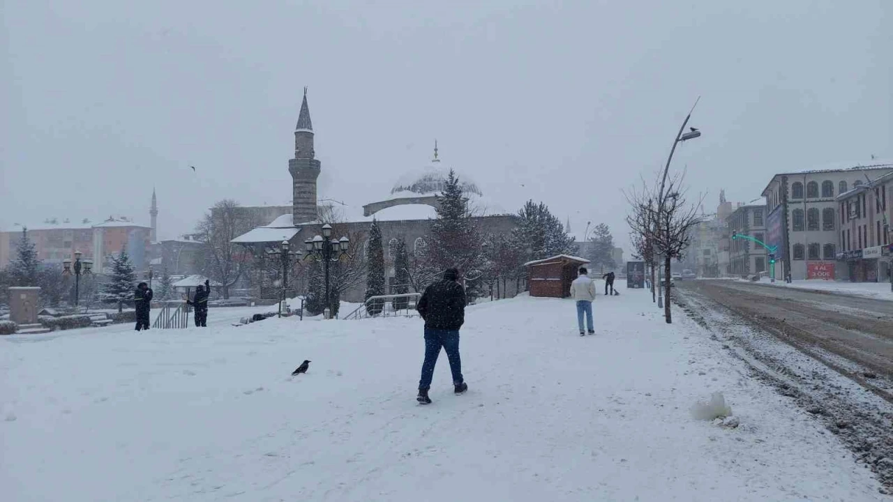 Erzurum’da kar kenti beyaza bürüdü
