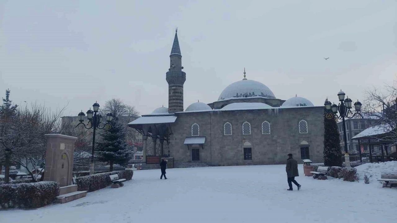 Erzurum’da kar yağışı etkili oldu
