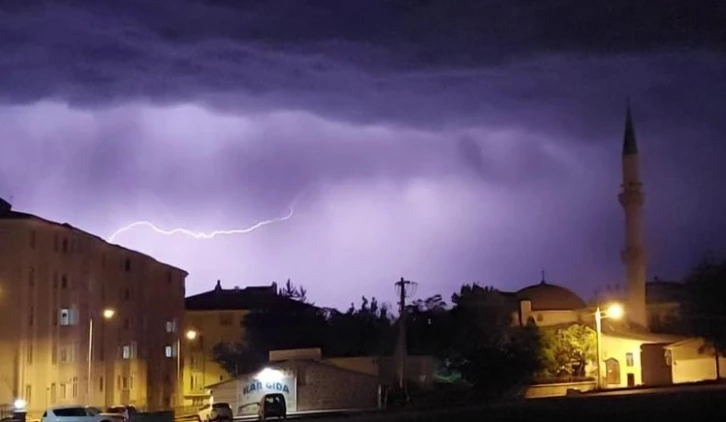 Erzurum’da şimşekler geceyi aydınlattı
