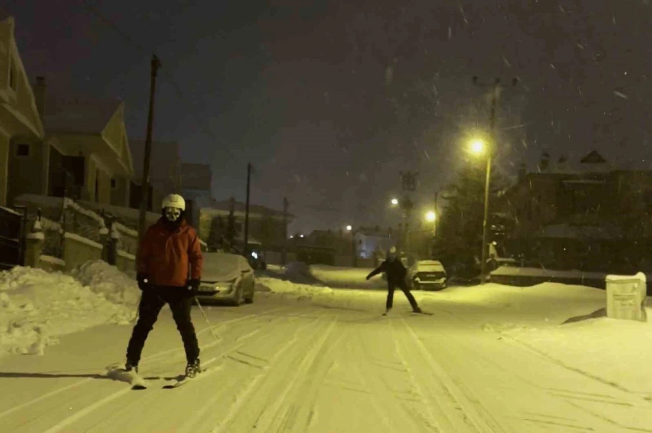 Erzurum’un cadde ve sokakları kayak pistine döndü
