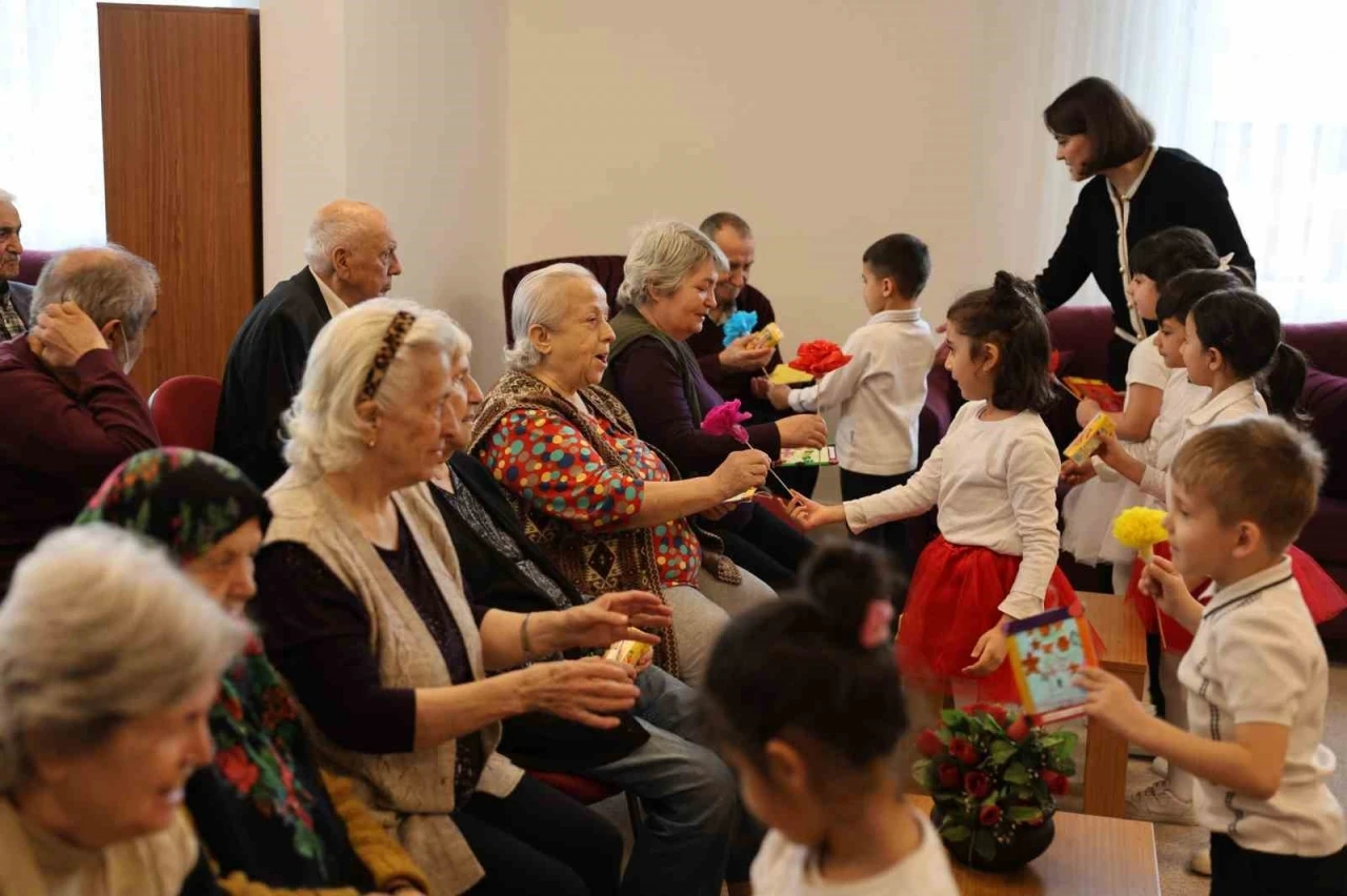 Es Çocuk Evi öğrencileri büyüklerini yalnız bırakmadı
