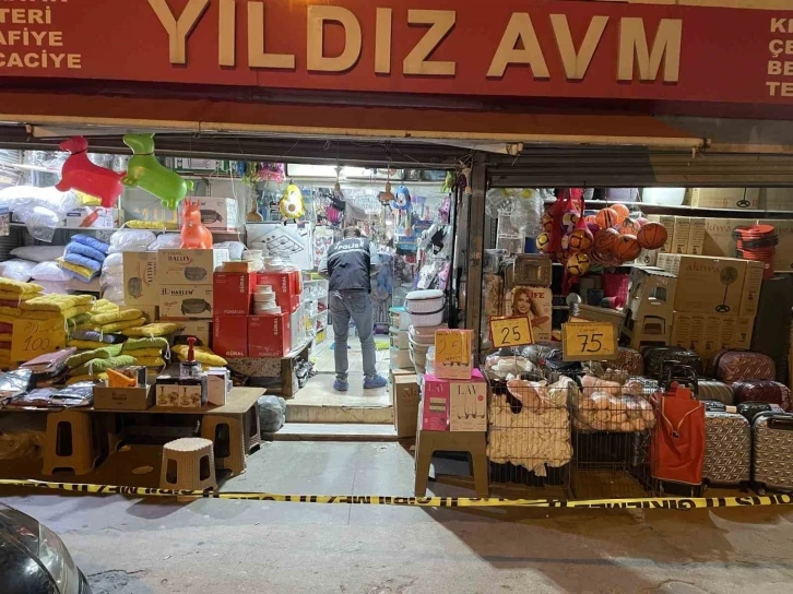 Esenyurt’ta alışveriş yapan çifte silahlı saldırı: 1 ölü, 1 yaralı
