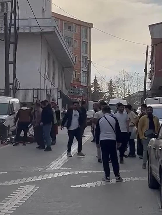 Esenyurt’ta bir şahıs motosikletiyle kavga edenlerin arasına daldı: O anlar böyle görüntülendi
