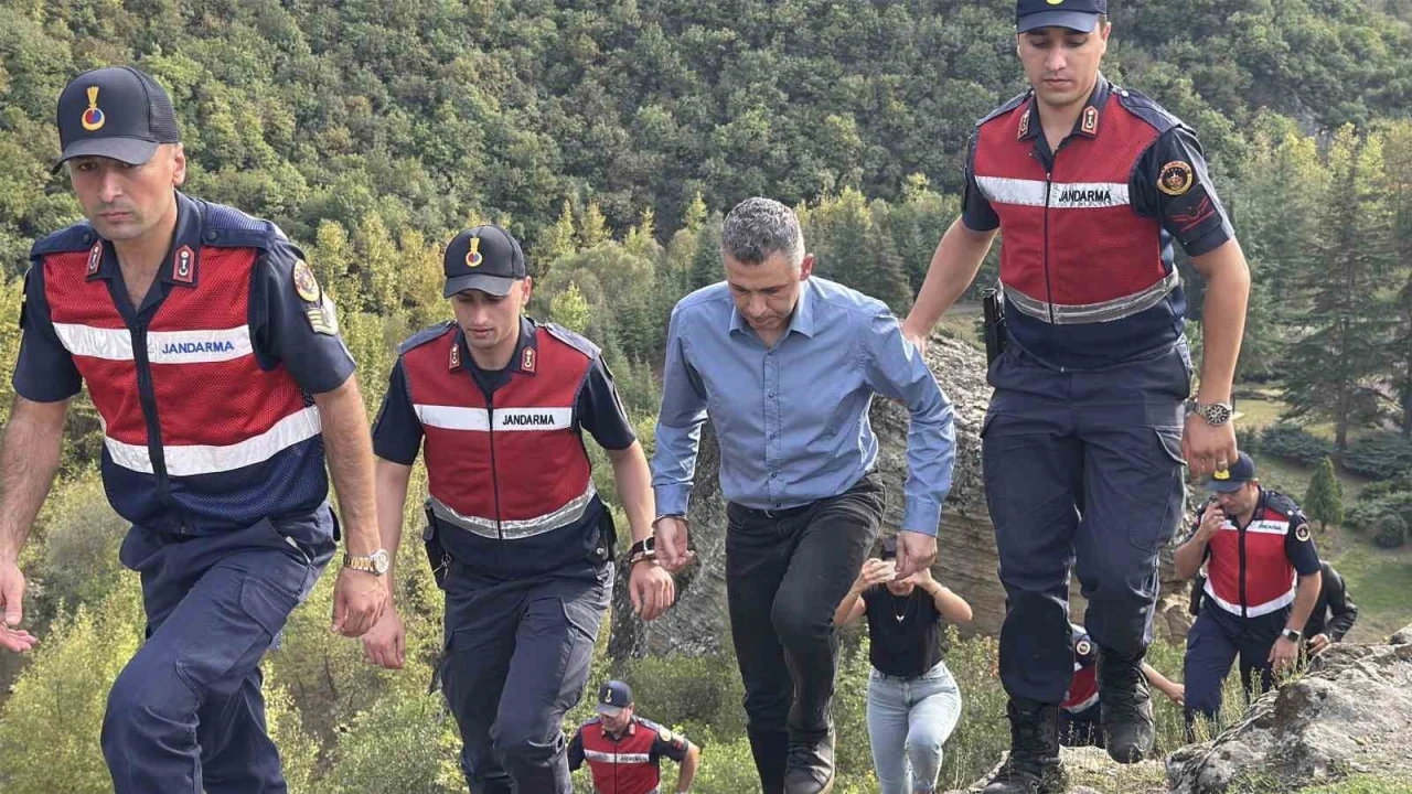 Eşini uçurumdan iterek öldürdüğü iddia edilen sanığın davasında olay yeri keşfi yapıldı
