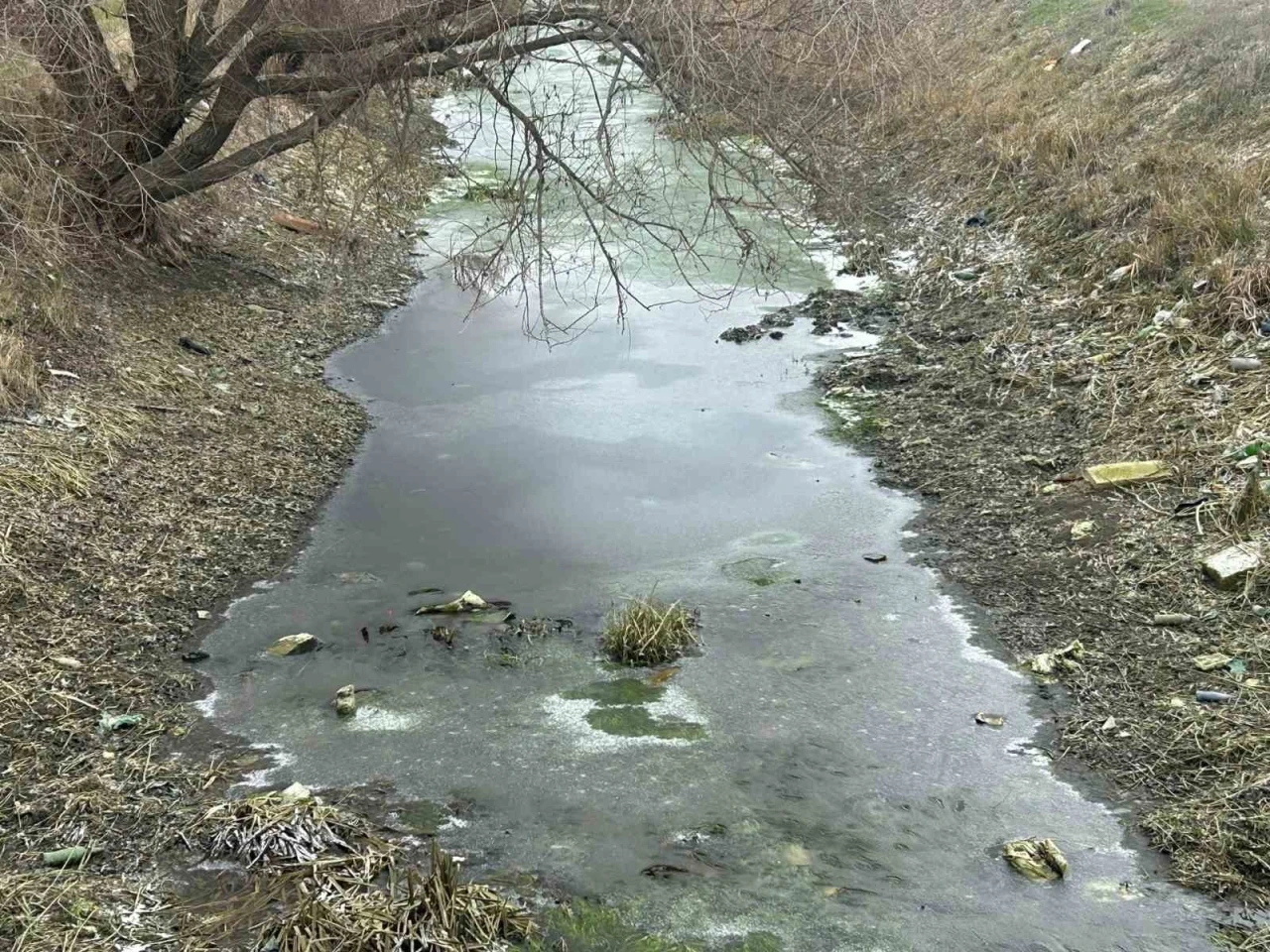 Eskişehir’de sulama kanalları buz tuttu
