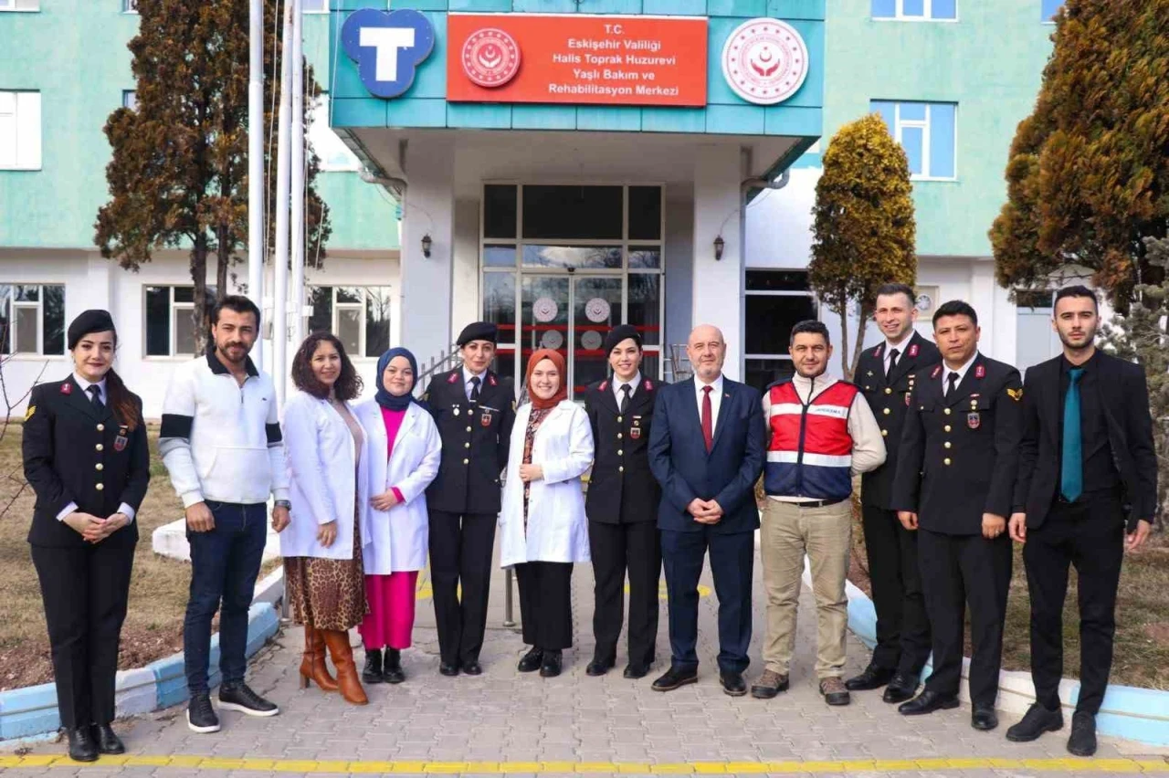 Eskişehir İl Jandarma Komutanlığı’ndan huzurevine anlamlı ziyaret
