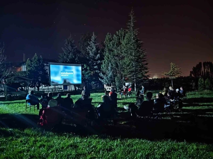 Eskişehirli bisikletliler dünya turuna çıkan gezginlerle birlikte film izledi
