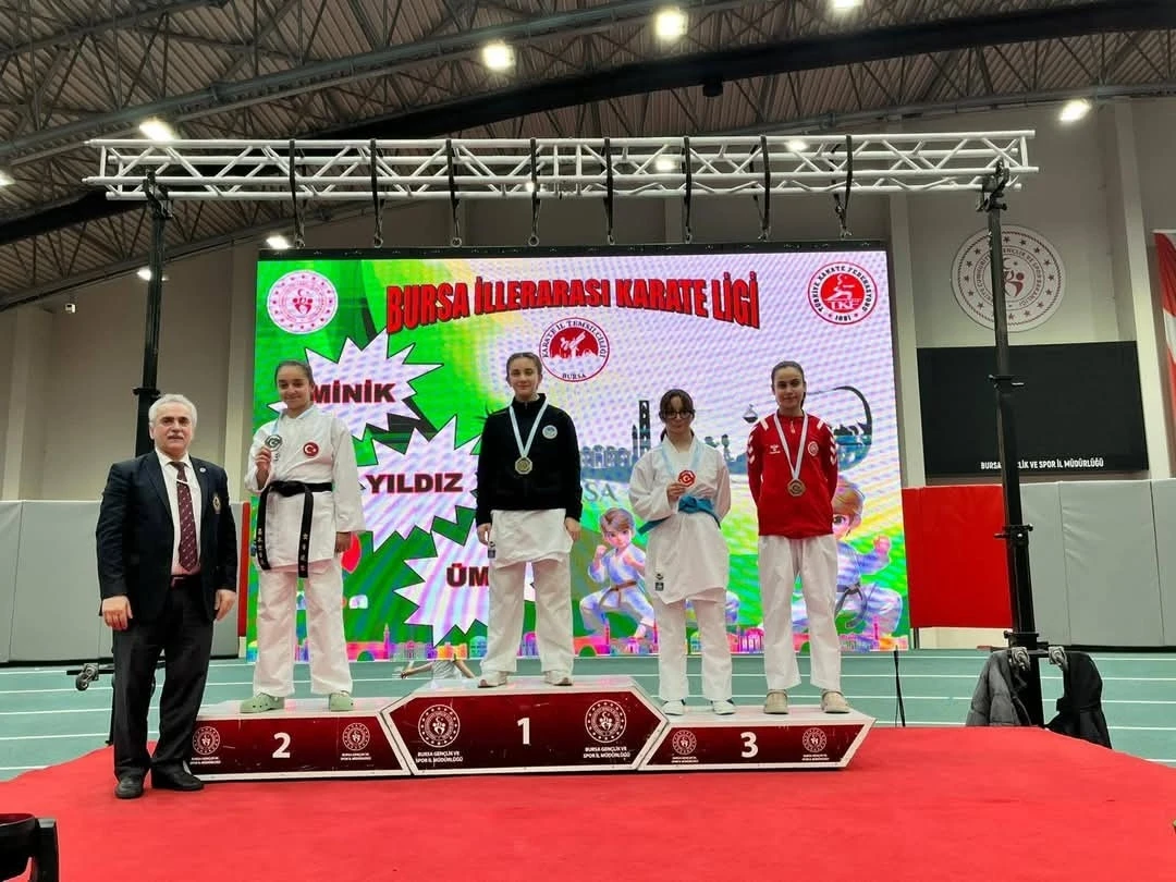 Eskişehirli karate sporcuları Bursa’dan derecelerle döndü
