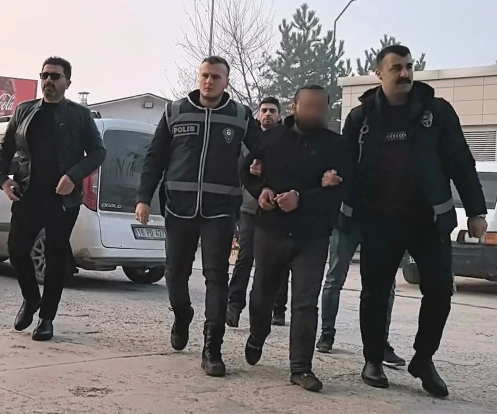 Evi kundakladı, kundakladığı evde 24 saat direndi en son teslim oldu
