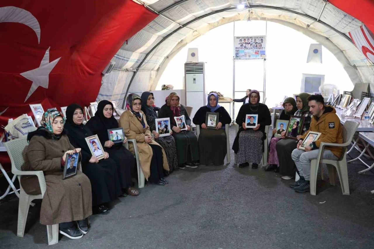 Evlat nöbetindeki anne, Regaip Kandil’inde oğlunun teslim olduğu haberini aldı
