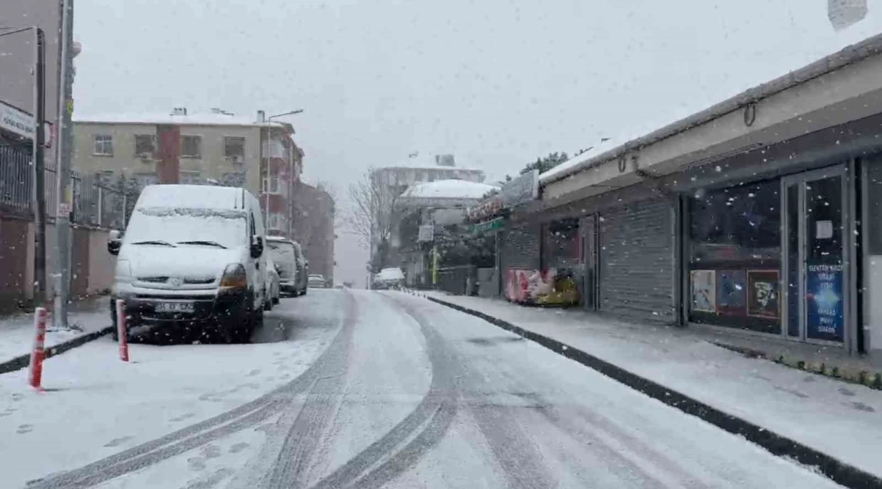 Eyüpsultan’da lapa lapa kar yağışı
