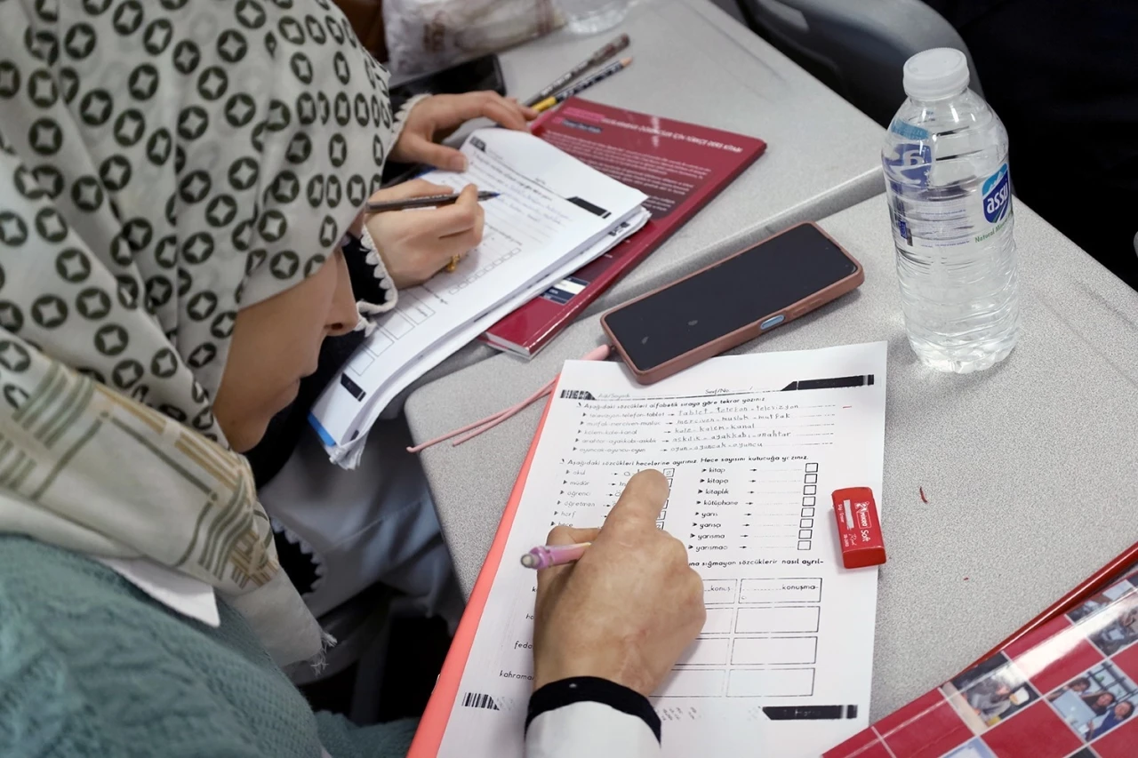 Farklı renk ve kültürlerden insanlar Türkçe’yi, SAMEK’le öğreniyor
