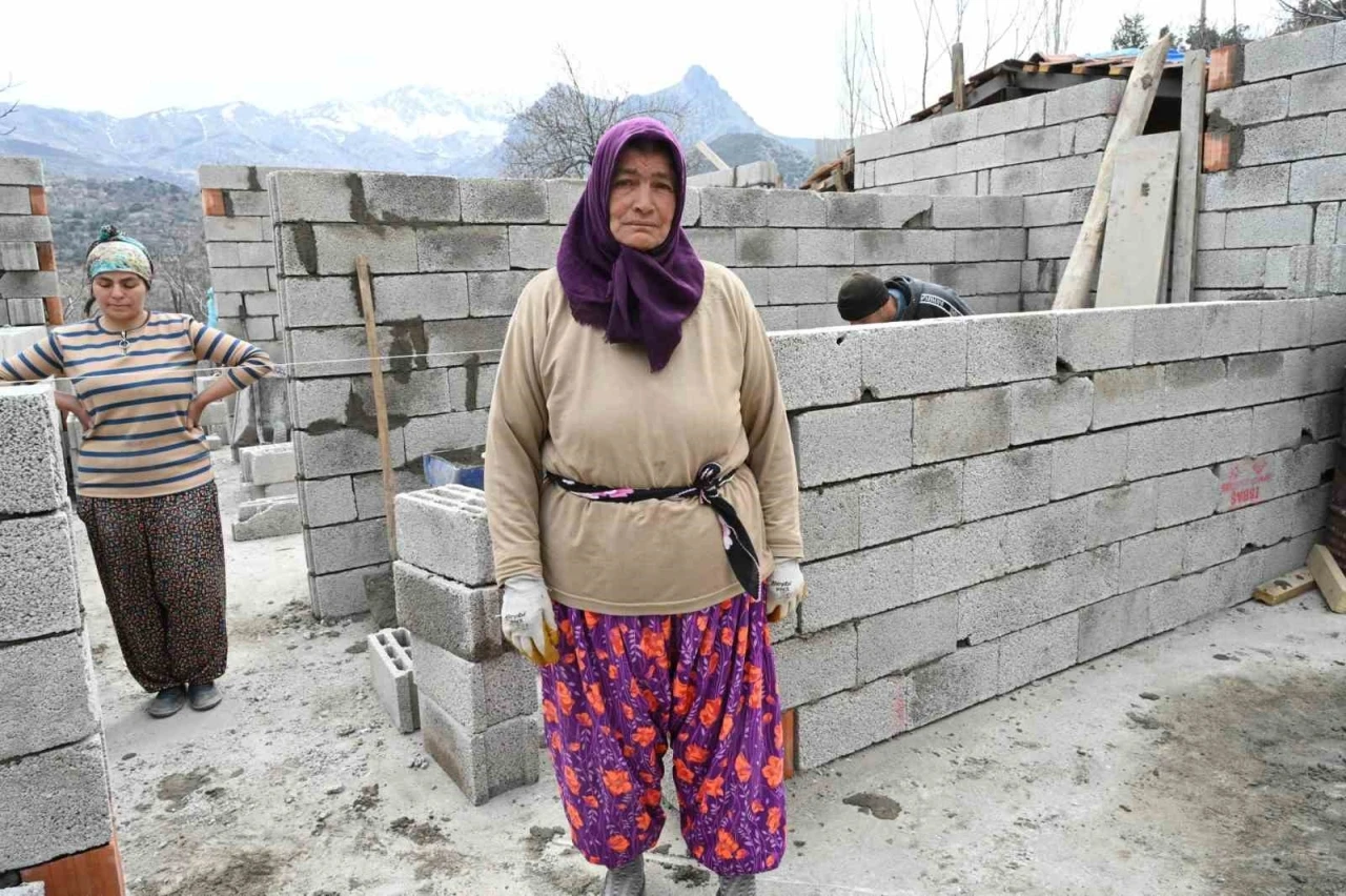 Fatma teyzenin yıkılan evi yeniden inşa ediliyor
