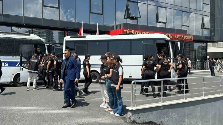 Fenomen soruşturmasında gözaltına alınan Neslihan ve İnanç Güngen’in de aralarında bulunduğu 45 şüpheli adliyede
