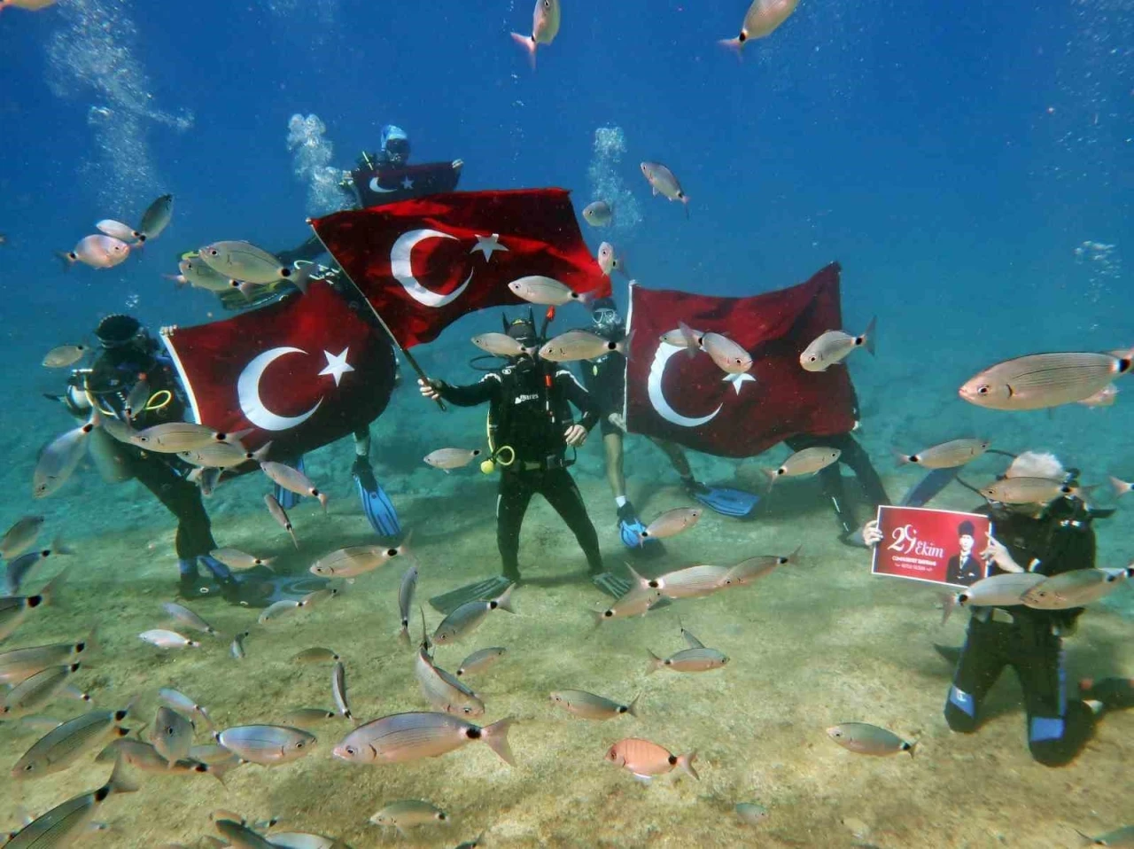 Dalgıçlardan Deniz Dibinde Cumhuriyet Kutlaması