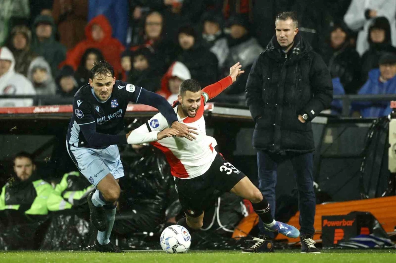 Feyenoord’un yeni teknik direktörü Robin van Persie oldu
