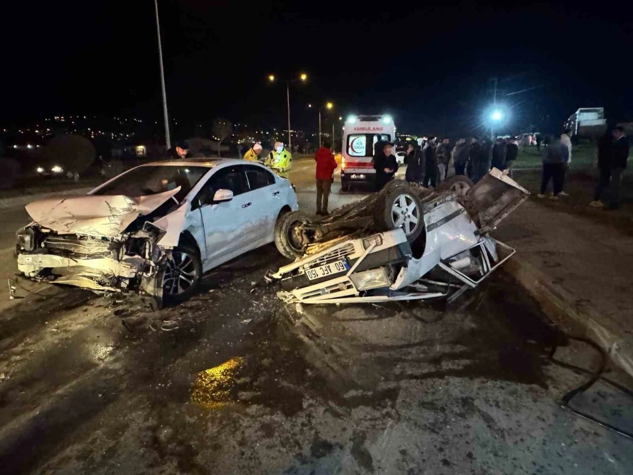 Fiat Tofaş kazada demir yığınına döndü, 3 kişi yaralandı
