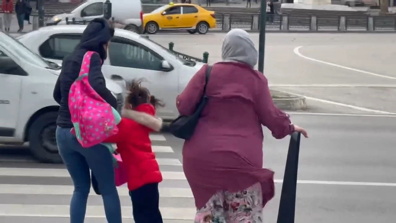 Fırtına Bursa’da adeta insanları uçurdu, kadınlar ve çocuklar zor anlar yaşadı
