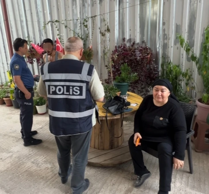 Fotoğrafçı kadının çantasından para çaldı, yakalanınca özür dileyip helallik istedi
