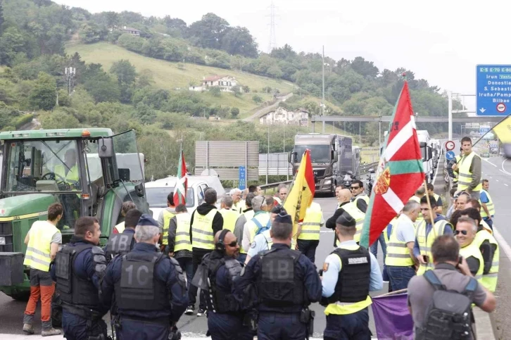 Fransız ve İspanyol çiftçiler Fransa-İspanya sınırını kapattı
