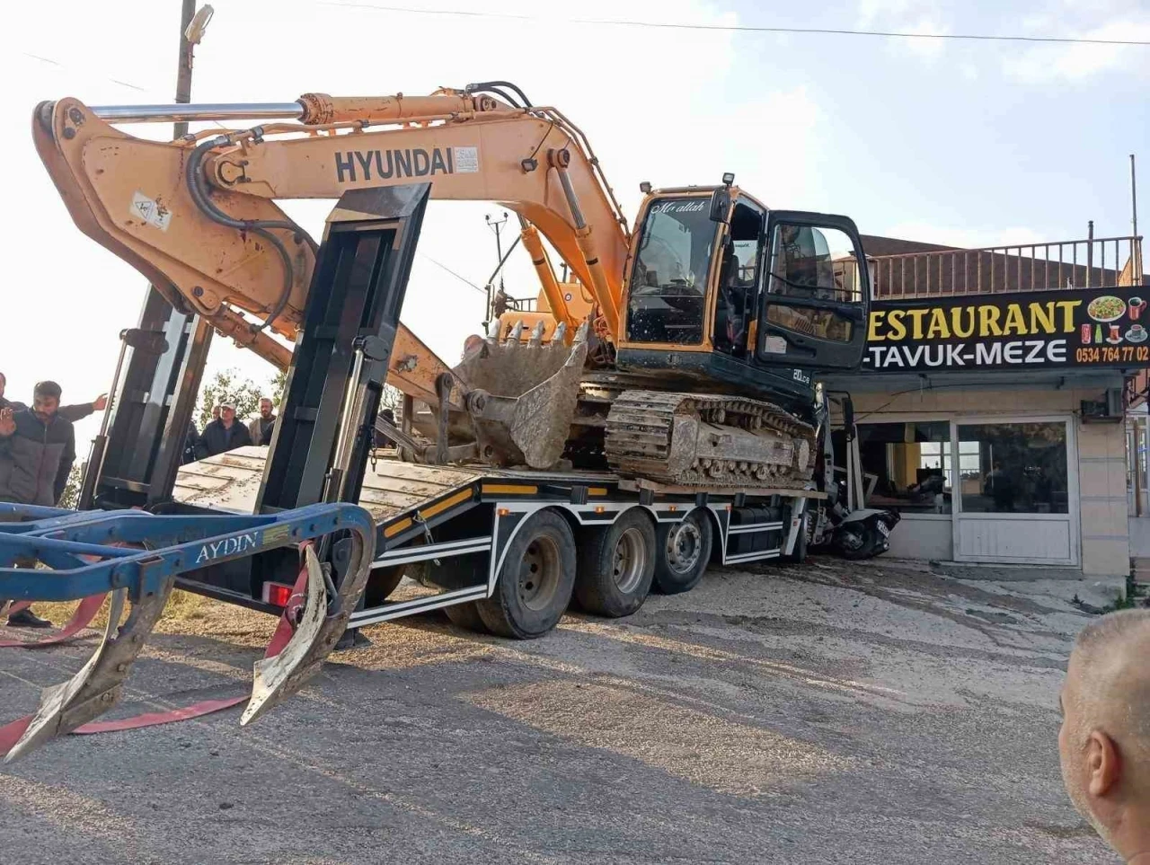 Freni arızalanan iş makinası yüklü tır, iş yerine daldı
