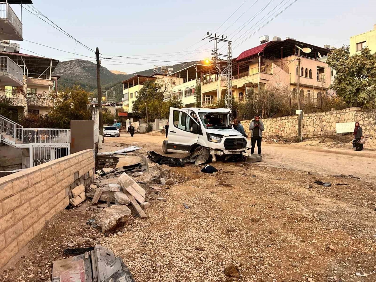 Freni patlayan kamyon 2 aracı biçti, ortalık savaş alanına döndü: 4 yaralı
