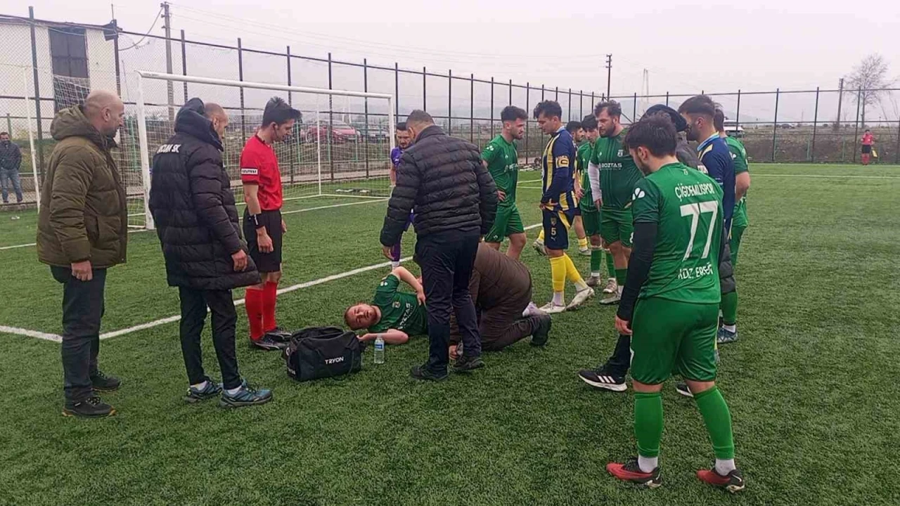 Futbol maçında rakip oyuncu ile çarpışan futbolcu nefessiz kaldı
