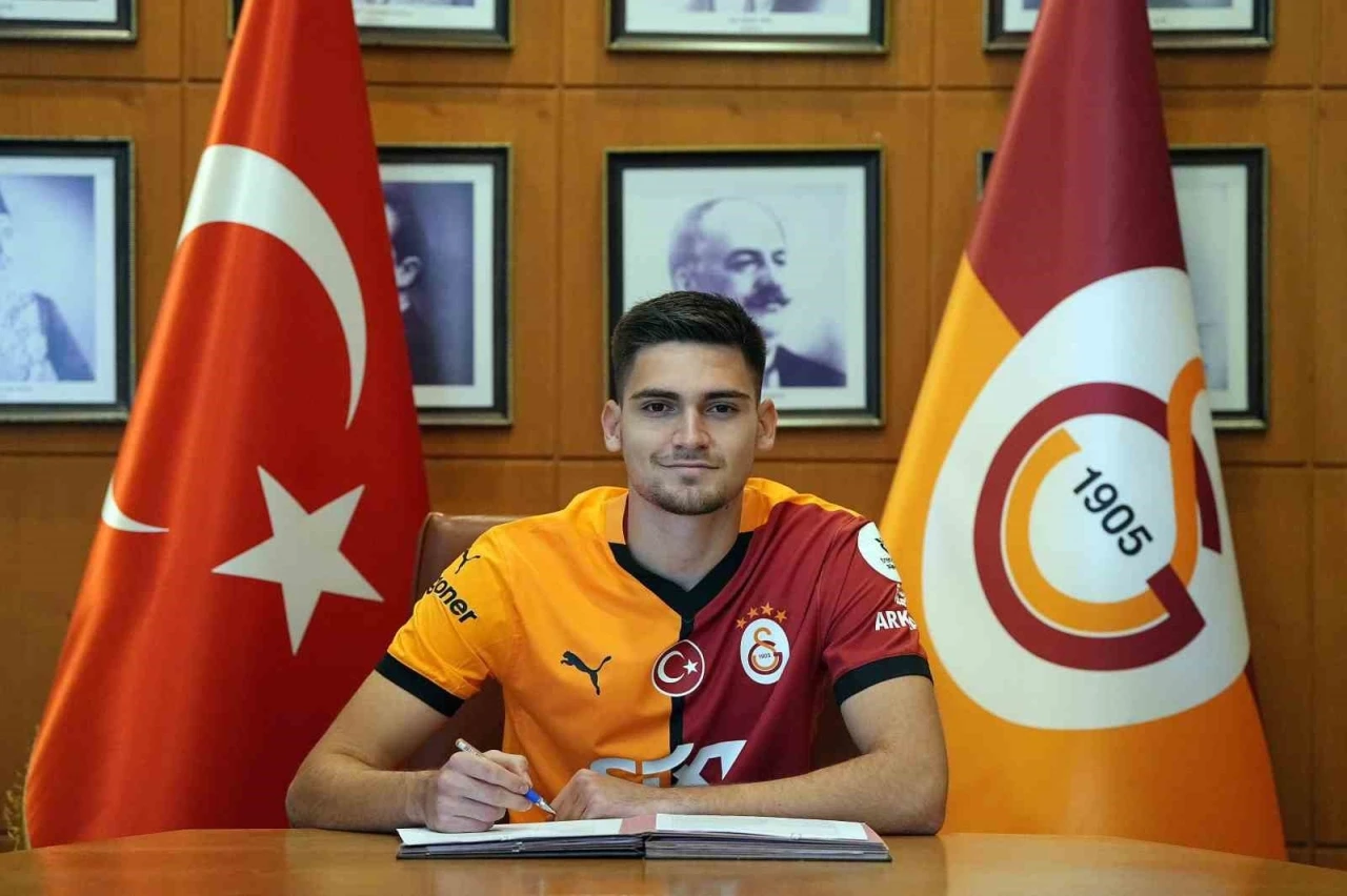 Galatasaray, iki genç futbolcunun sözleşmesini uzattı
