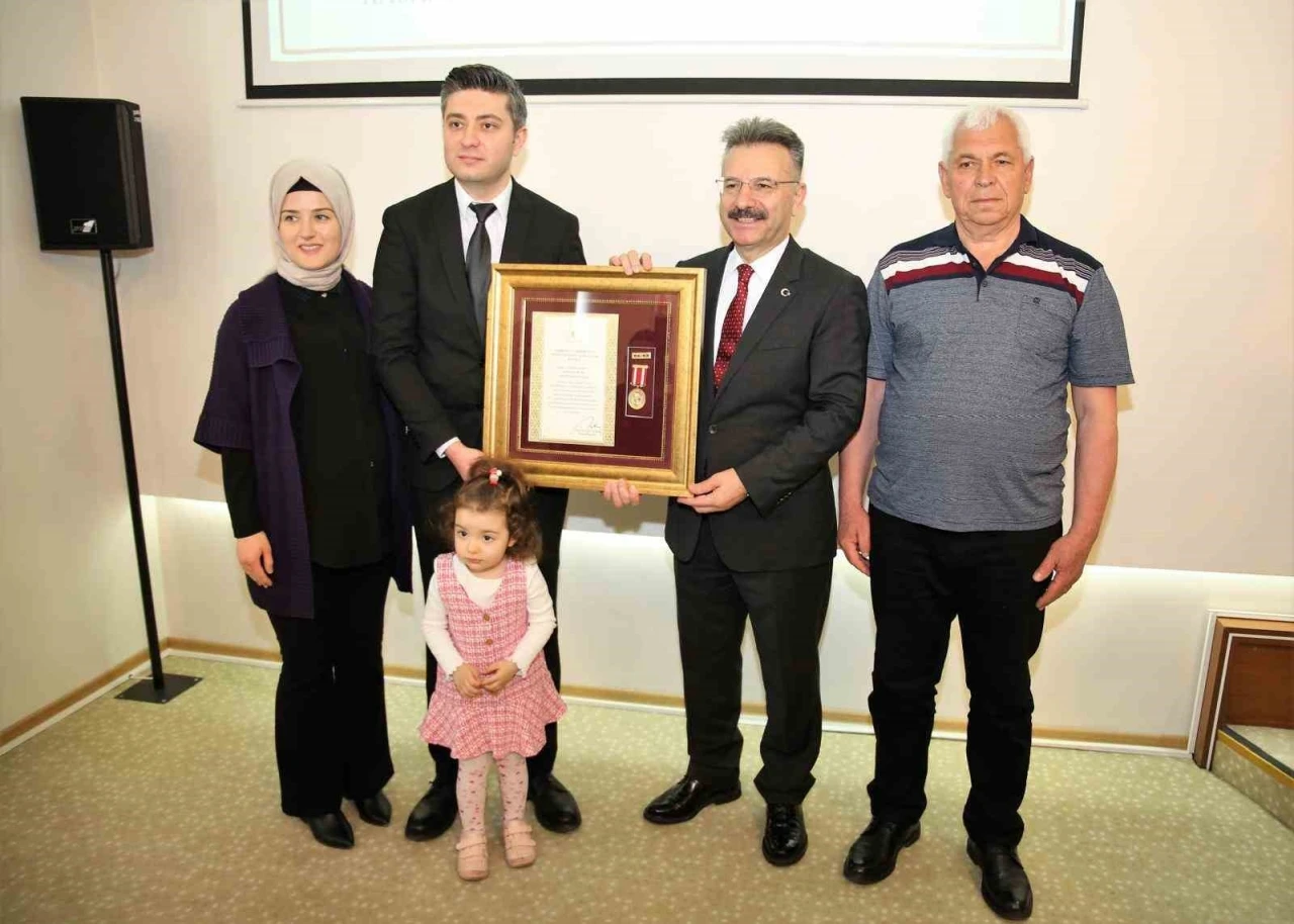 Gazi polis memuruna Devlet Övünç Madalyası ve Beratı takdim edildi
