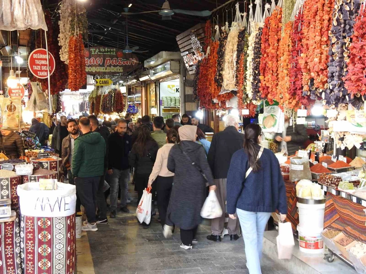 Gaziantep’in tarihi çarşılarında bayram hareketliliği başladı
