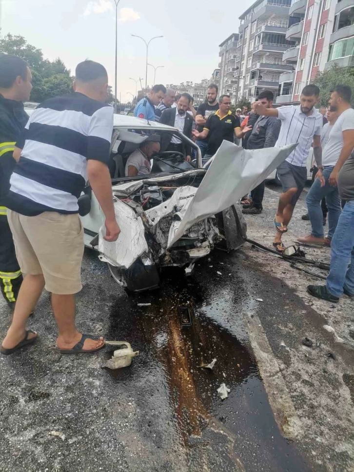 Gaziantep’te 2 araç kafa kafaya çarpıştı: 3 yaralı
