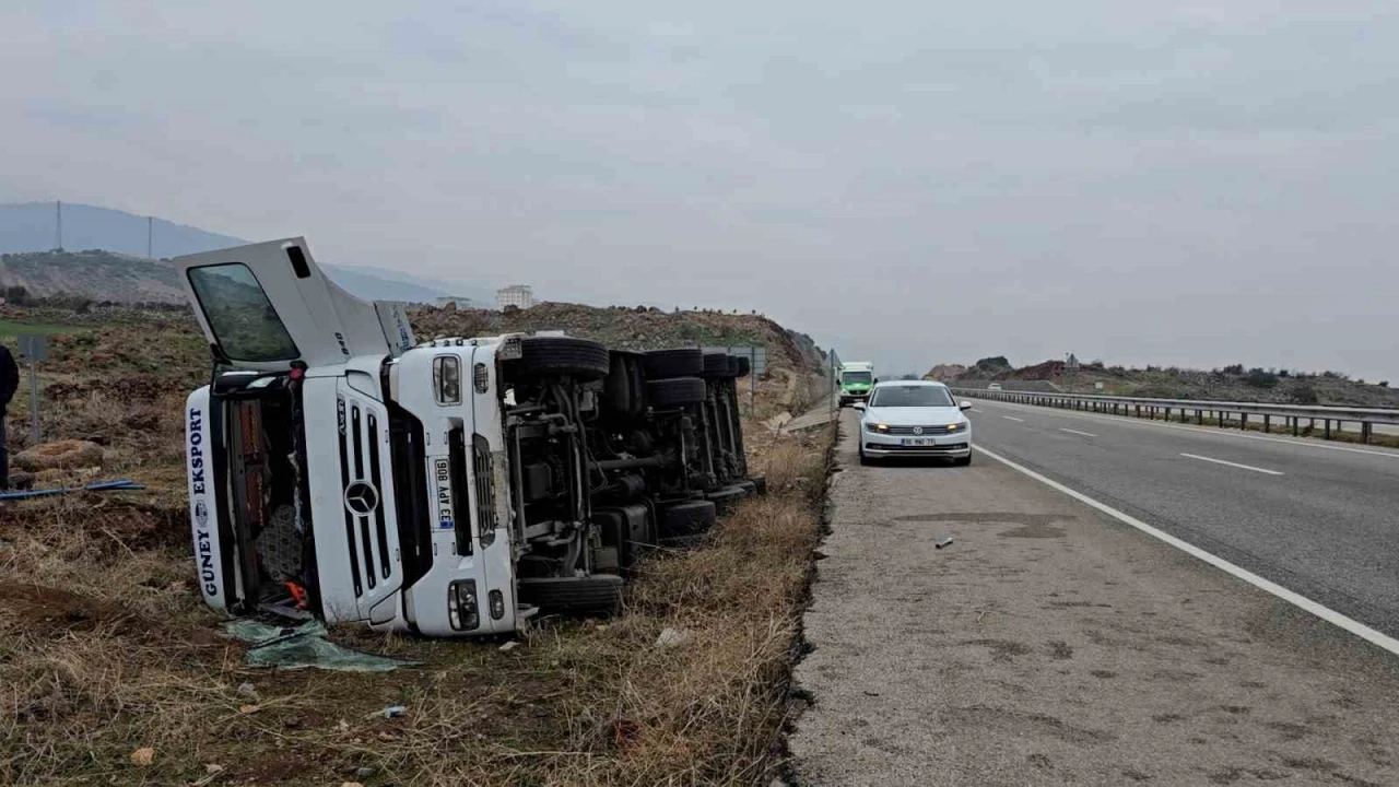 Gaziantep’te kontrolden çıkan tanker yan yattı
