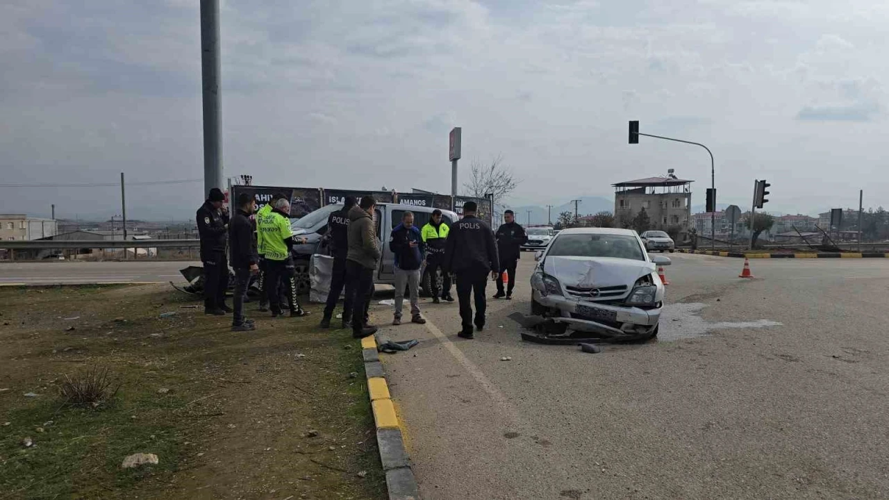 Gaziantep’te otomobil ile hafif ticari araç çarpıştı: 2 yaralı
