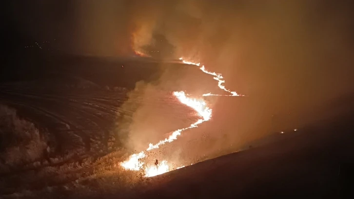 Gaziantep’teki mera ve anız yangınına müdahale sürüyor
