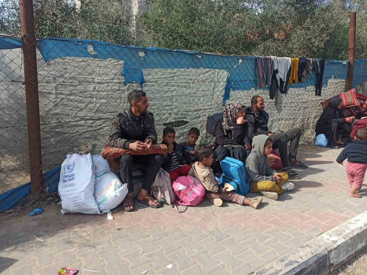 Gazze Şeridi’nin kuzeyindeki evlerine dönmek isteyen Filistinlilerin bekleyişi sürüyor
