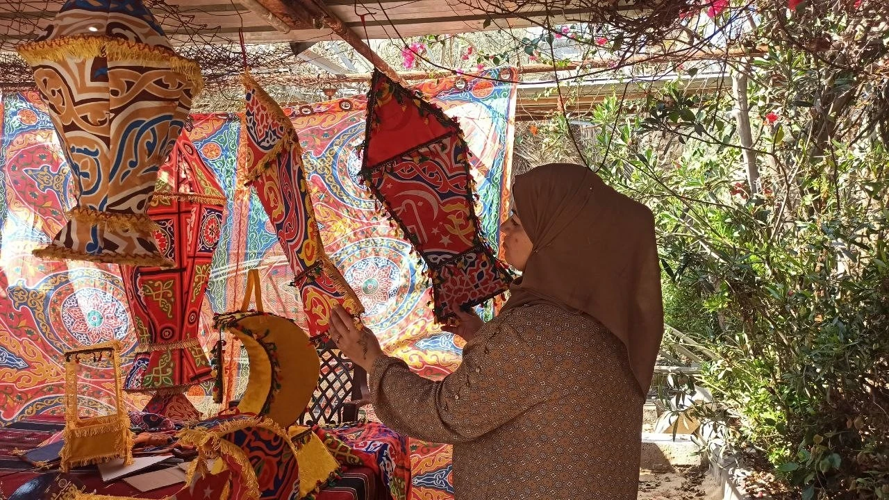 Gazzeli kadın yardım kutularından Ramazan feneri yapıyor
