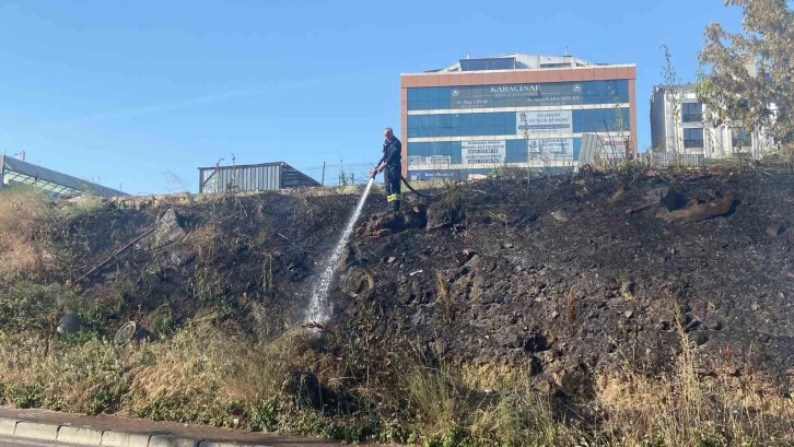 Gebze’de boş arazide yangın
