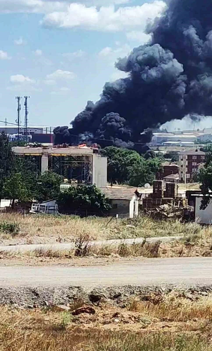 Gebze’de fabrika alev topuna döndü: Bölgeye çok sayıda ekip sevk edildi
