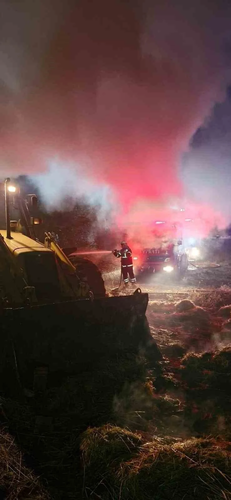 Gece saatlerinde çıkan yangında 6 buzağı telef oldu, 500 saman balyası yandı
