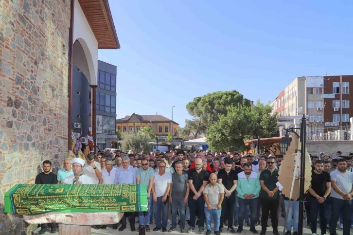 Geçirdiği kap krizi sonucu hayatını kaybeden meclis üyesi Orhan toprağa verildi
