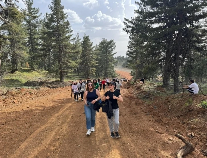 Gediz’de gençler Murat Dağı zirvesine tırmandı
